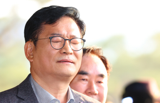 송영길 전 더불어민주당 대표가 지난 8일 검찰 조사를 받기 위해 서울 서초구 서울중앙지검에 출석하던 도중 잠시 눈을 감는 모습. 송 전 대표는 민주당 전당대회 돈봉투 살포 의혹으로 오는 18일  구속 전 피의자 심문(영장실질심사)을 받을 예정이다. 연합뉴스,
